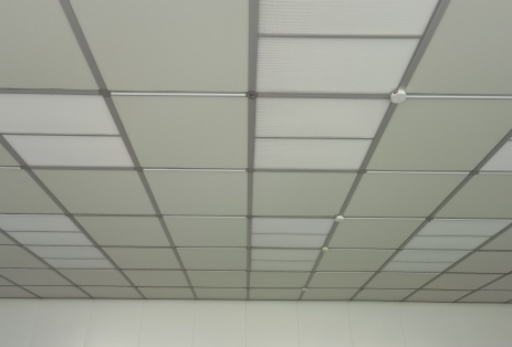 使用 HPL 天花板和無塵室天花板增強商業空間
        